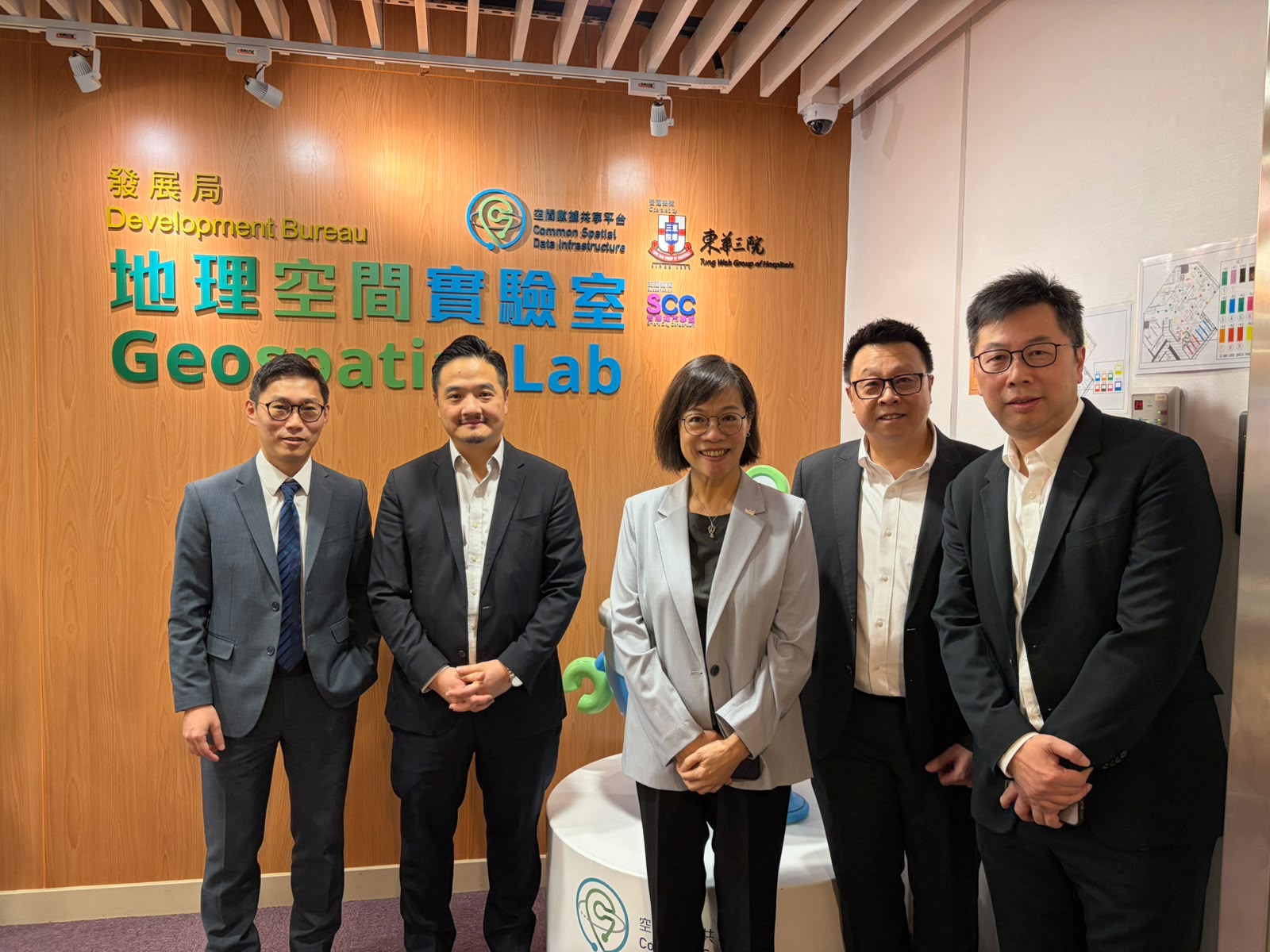 黄元山博士（左二）与地政总署助理署长杨卓敏（右二）、总土地测量师陈宇俊（右一）、发展局空间数据办事处总监蔡伟文（左一）及智慧城市联盟执行总监梁文英（中）会面。